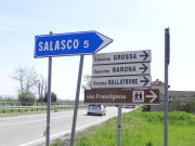 Cartelli vari a San Germano Vercellese verso Salasco (24293 bytes)
